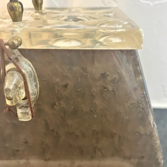 VINTAGE 1950'S LUCITE BOX PURSE W/BROWN AND BLACK SPECKLED BASE